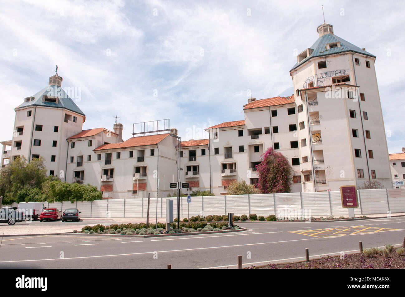 Graffiti an den Wänden außerhalb einer verlassenen Wohnblock, Vilamoura, Algarve, Portugal. Stockfoto