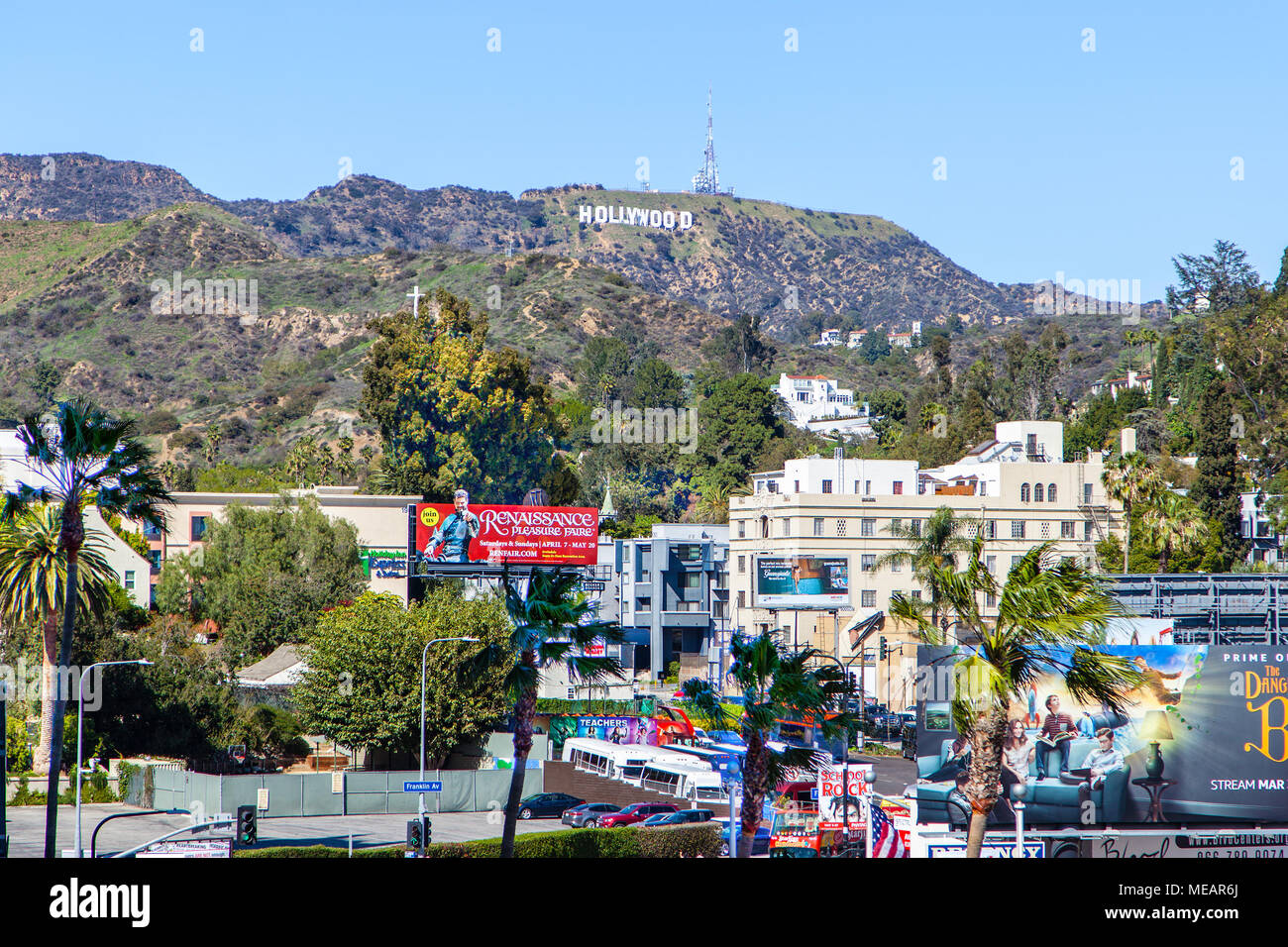 LOS ANGELES - Mar 26, 2018: Blick auf das Zeichen von Hollywood in Los Angeles als von Downtown Hollywood Boulevard gesehen. Synonym mit dem Hollywood Film in Stockfoto