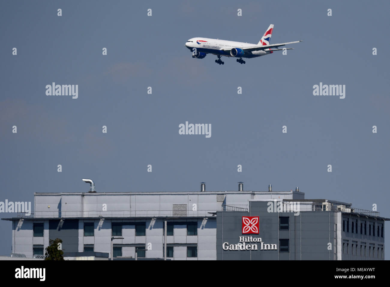British Airways Boeing 777 Jet Flugzeug über dem Hilton Garden Inn Hotel bei der Landung am London Heathrow Airport, Großbritannien Stockfoto