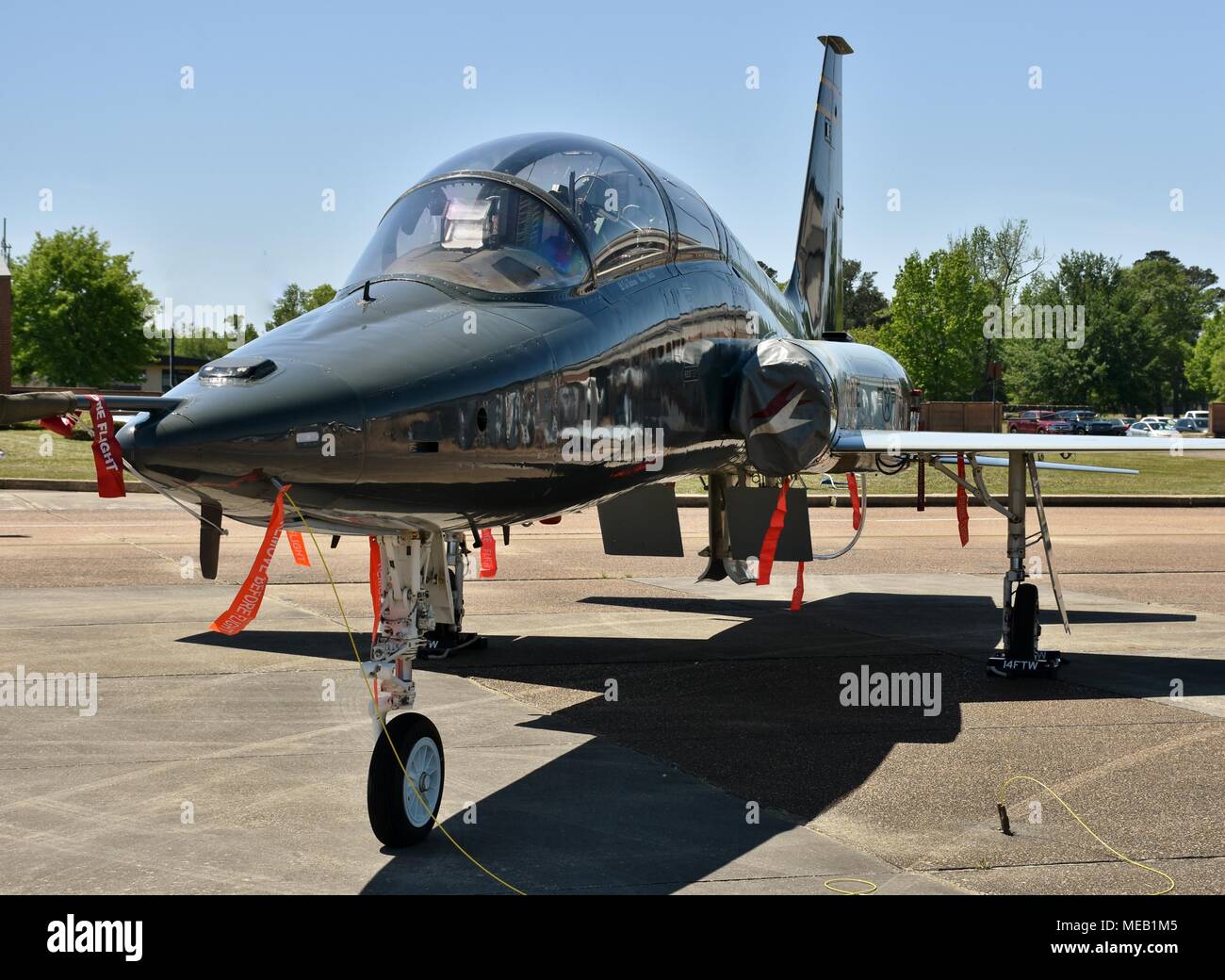 Ein Us Air Force T 38 Talon Auf Der Landebahn Von Columbus Air Force Base In Florida Dieses T 38 Wird Als Training Jet Fur Studentische Piloten Genutzt Stockfotografie Alamy Ein Us Air Force T 38 Talon Auf Der Landebahn Von Columbus Air Force Base In Florida Dieses T 38 Wird Als Training Jet Fur Studentische Piloten Genutzt Stockfotografie Alamy
