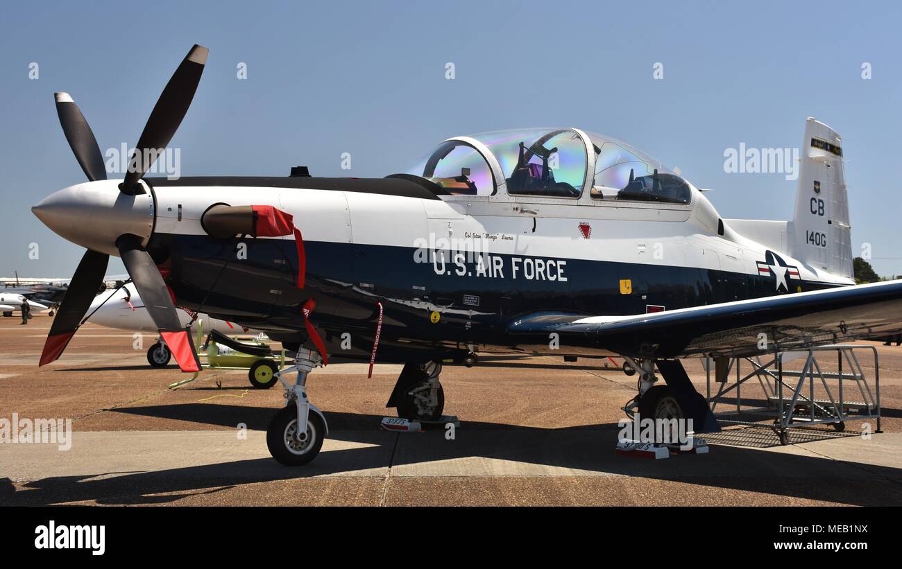 Ein US Air Force T-6 Texan II trainer Flugzeuge auf der Landebahn von Columbus Air Force Base. Stockfoto