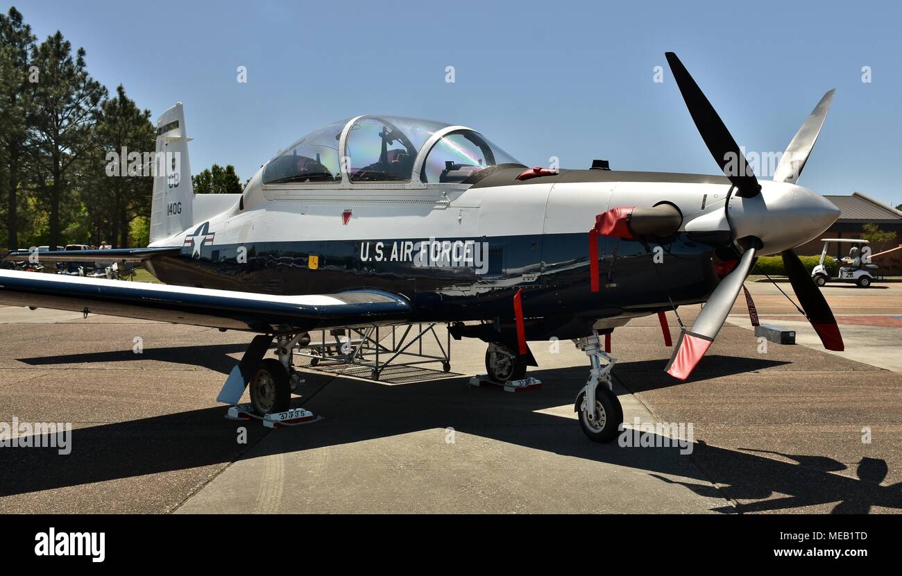 Ein US Air Force T-6 Texan II trainer Flugzeuge auf der Landebahn von Columbus Air Force Base. Stockfoto
