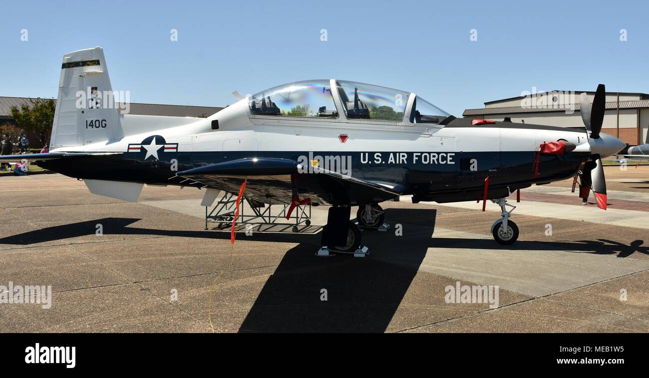 Ein US Air Force T-6 Texan II trainer Flugzeuge auf der Landebahn von Columbus Air Force Base. Stockfoto
