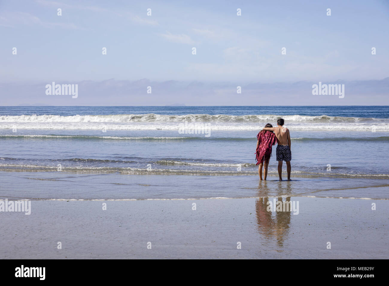 Unbeschwerte junge Paar Ausgabe Zeit zusammen von einem Strand. Stockfoto