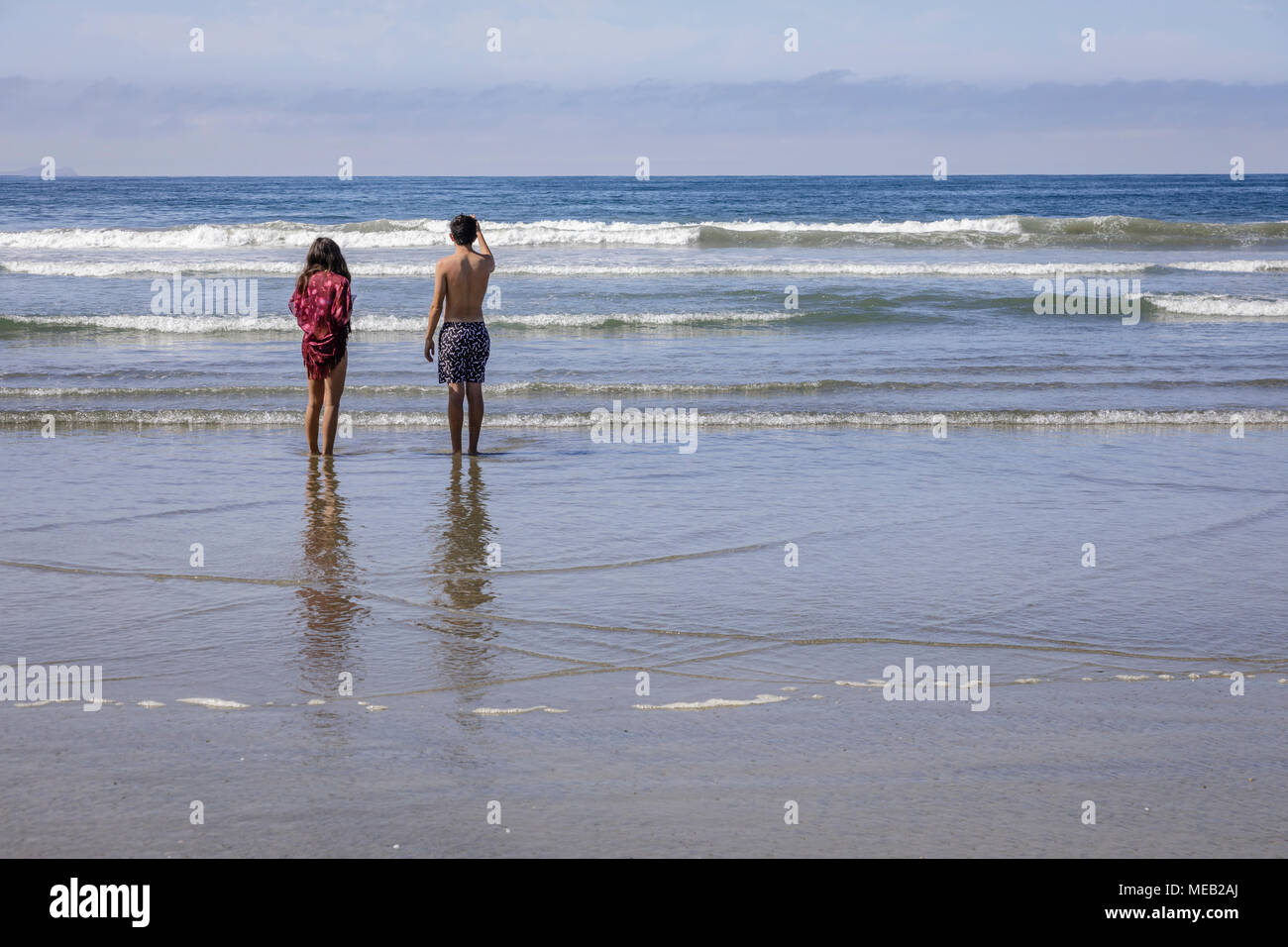 Unbeschwerte junge Paar Ausgabe Zeit zusammen von einem Strand. Stockfoto