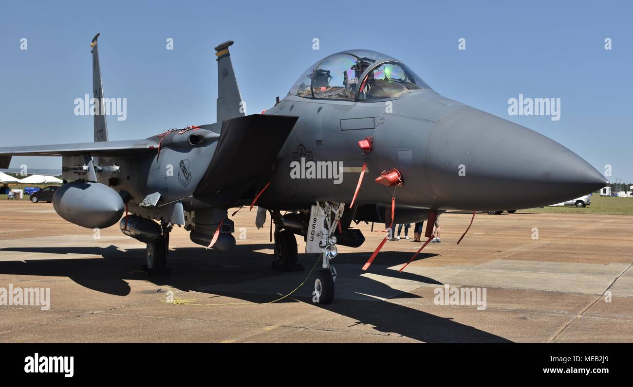 Eine Luftwaffe F-15E Strike Eagle fighter Jet auf einer Start- und Landebahn am Columbus Air Force Base. Dieser F-15E zum 4 Fighter Wing gehört von Seymour Johnson Stockfoto