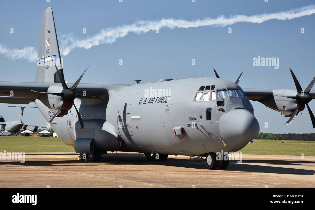 Ein US Air Force C-130 Hercules cargo Ebene, die durch die 314 Luftbrücke Flügel aus Little Rock Air Force Base betrieben. Stockfoto