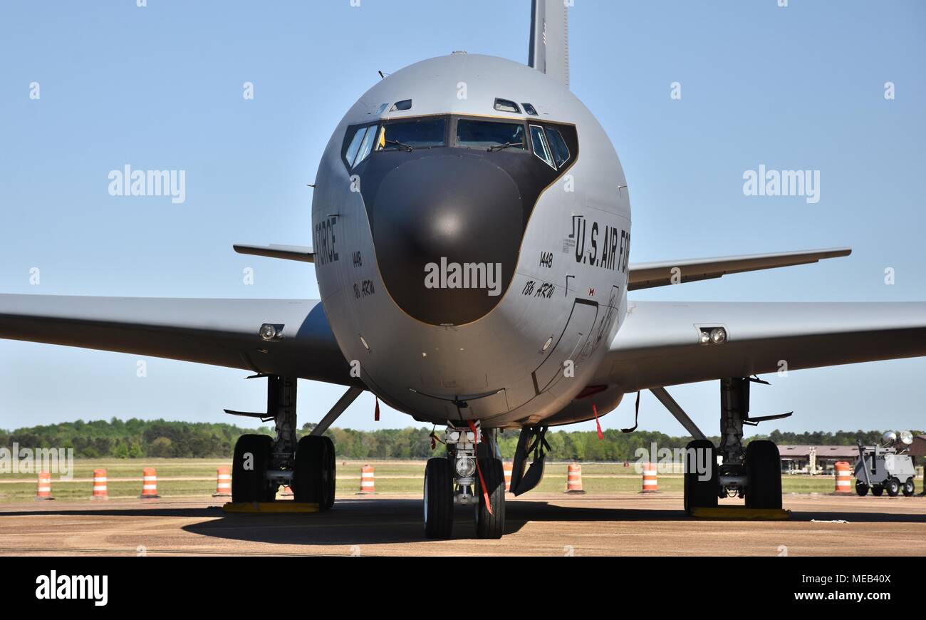 Ein US Air Force KC-135 Stratotanker R refueler auf der Landebahn von Columbus Air Force Base. Dieses KC-135 ist die 186th Air Refuelling Flügel zugeordnet Stockfoto