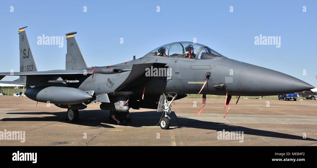 Eine Luftwaffe F-15E Strike Eagle fighter Jet auf einer Start- und Landebahn am Columbus Air Force Base. Dieser F-15E zum 4 Fighter Wing gehört von Seymour Johnson Stockfoto