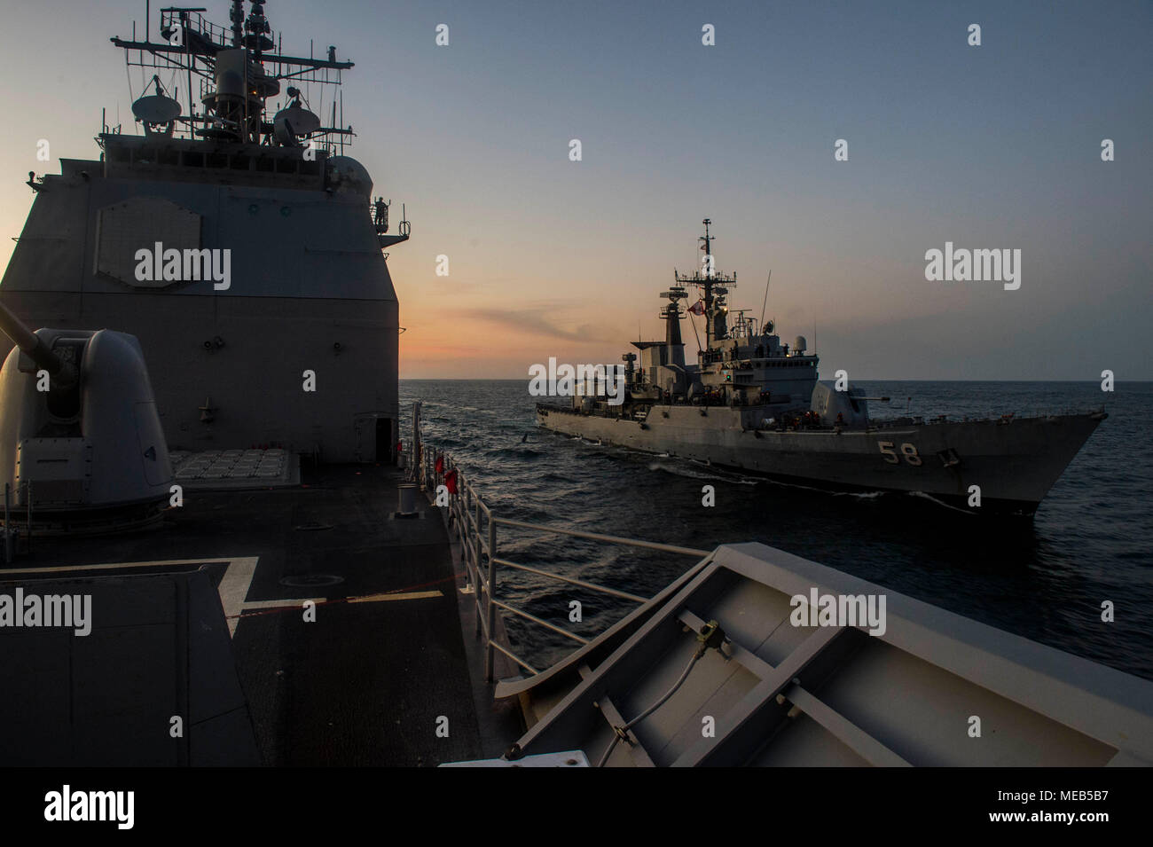 180419-N-CO 914-0214 PAZIFISCHEN OZEAN (Apr 19, 2018) Die Ticonderoga-Klasse geführte-missile Cruiser USS Lake Champlain (CG57) führt eine lightline Übung mit peruanischen Fregatte BAP Larraga (FM 58). Lake Champlain beteiligt sich an der Stille Kräfte Übung (SIFOREX) 2018 mit der Peruanischen und der Kolumbianischen Marine. (U.S. Marine Foto von Mass Communication Specialist 1. Klasse Nathan Tischler/Freigegeben) Stockfoto