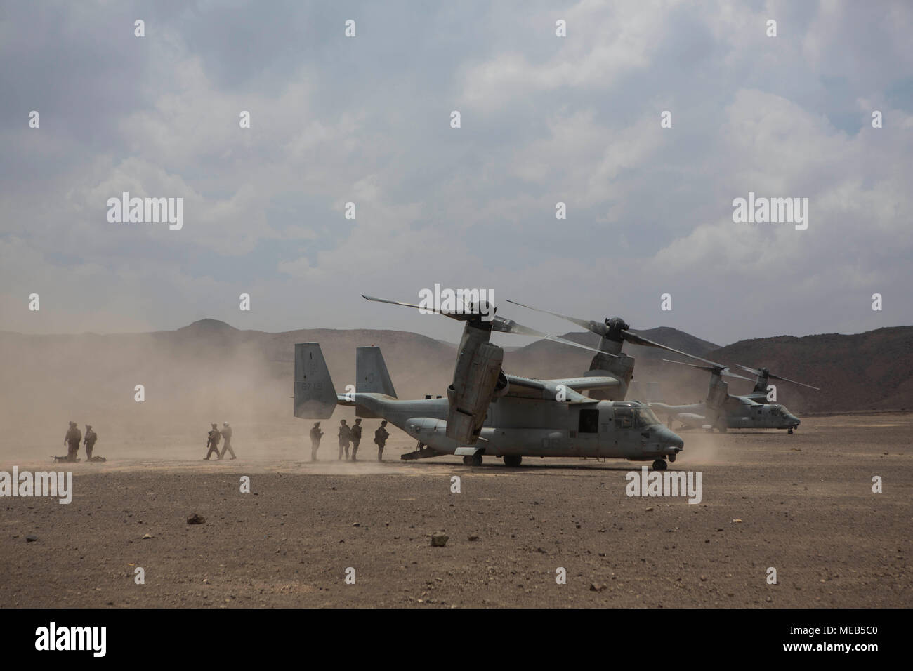 180402-M-IZ 659-0027 Dschibuti Dschibuti (2. April 2018) US-Marines Bataillon Landung Team zugewiesen, 2.BATAILLON, 6 Marine Regiment (BLT 2/6), 26 Marine Expeditionary Unit (MEU), steigen Sie ein MV-22 Osprey B medium Tilt rotor, Flugzeuge, 2. April 2018. Die 26. MEU Züge expeditionary Bereitschaft für eine Reihe von kritischen Funktionen zu unterstützen sowohl über Wasser und an Land, um vorbereitet zu sein, um die Krise in den USA 5 Flotte Einsatzgebiet zu reagieren. (U.S. Marine Corps Foto von Cpl. Santino D. Martinez/Freigegeben) Stockfoto