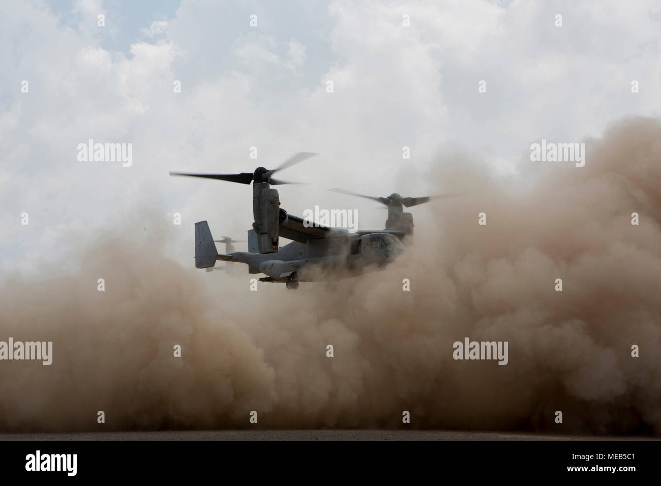 180402-M-IZ 659-0040 Dschibuti Dschibuti (2. April 2018) US Marine Corps MV-22 Osprey B medium Tilt rotor, Flugzeuge, zugeordnet zu den Marine Medium Tilt-Rotor Squadron 162 verstärkt (VMM-162), 26 Marine Expeditionary Unit (MEU), Abflug nachdem Sie U.S. Marines und Matrosen, 2. April 2018. Die 26. MEU Züge expeditionary Bereitschaft für eine Reihe von kritischen Funktionen zu unterstützen sowohl über Wasser und an Land, um vorbereitet zu sein, um die Krise in den USA 5 Flotte Einsatzgebiet zu reagieren. (U.S. Marine Corps Foto von Cpl. Santino D. Martinez/Freigegeben) Stockfoto