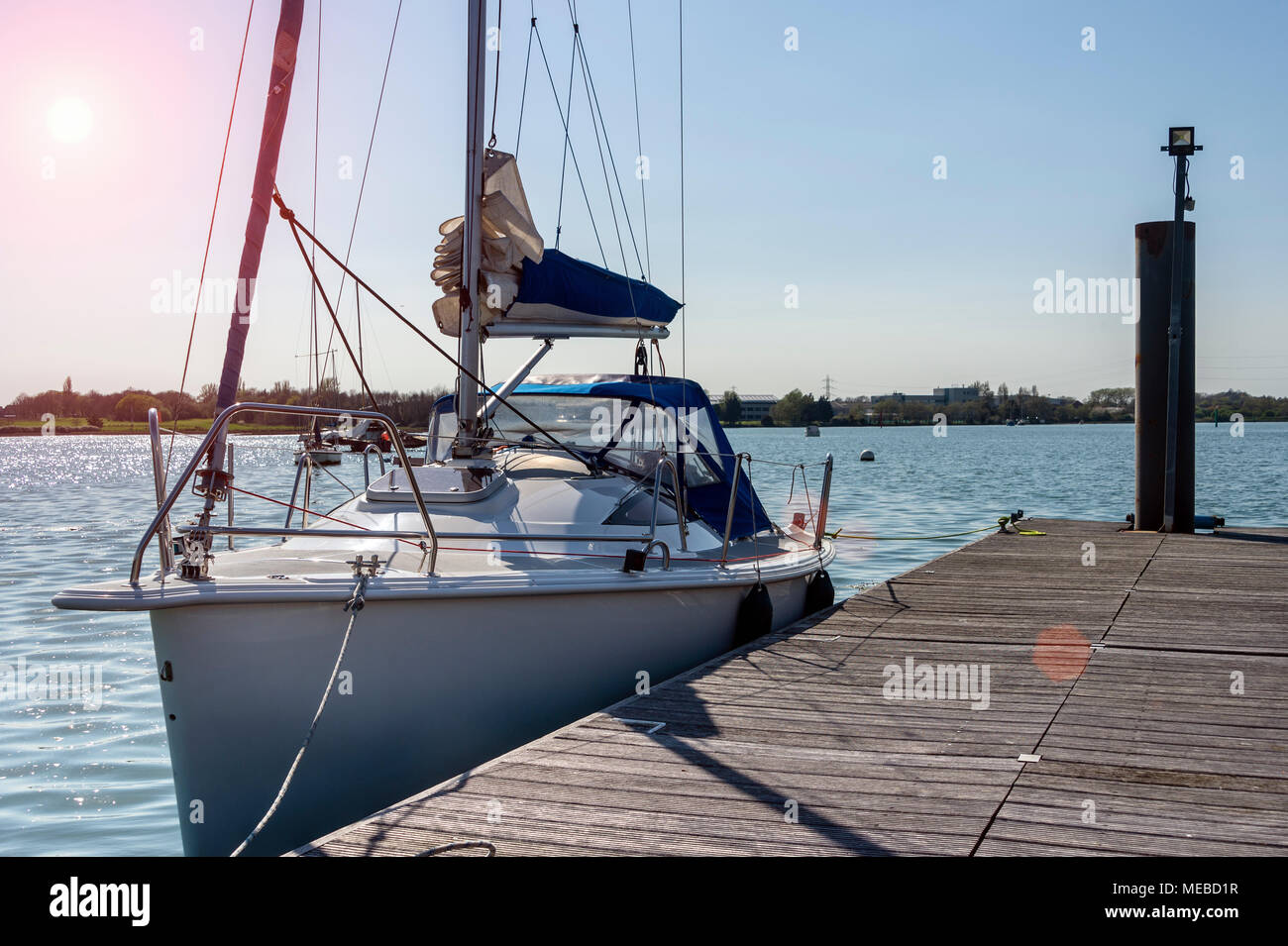 Moderne Segelyacht günstig auf einem privaten Ponton in Portsmouth Harbour Stockfoto