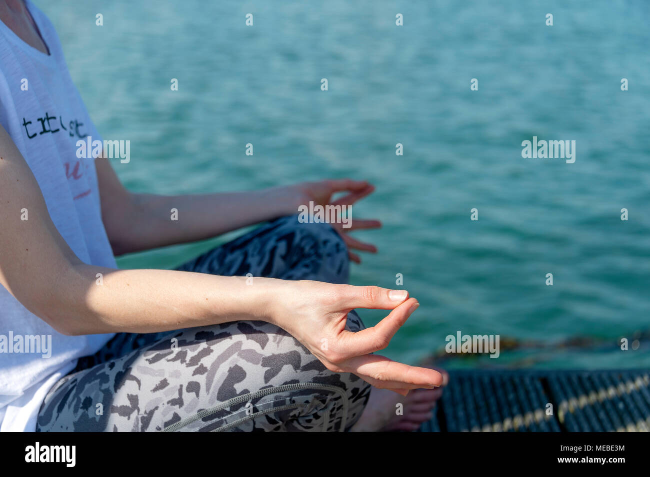 Nahaufnahme einer Frau Yoga neben Wasser, Meditation und Entspannung. Stockfoto