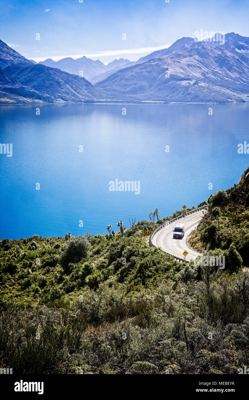 Die Straße nach Glenorchy entlang des Lake Wakatipu, Südinsel, Neuseeland. Stockfoto