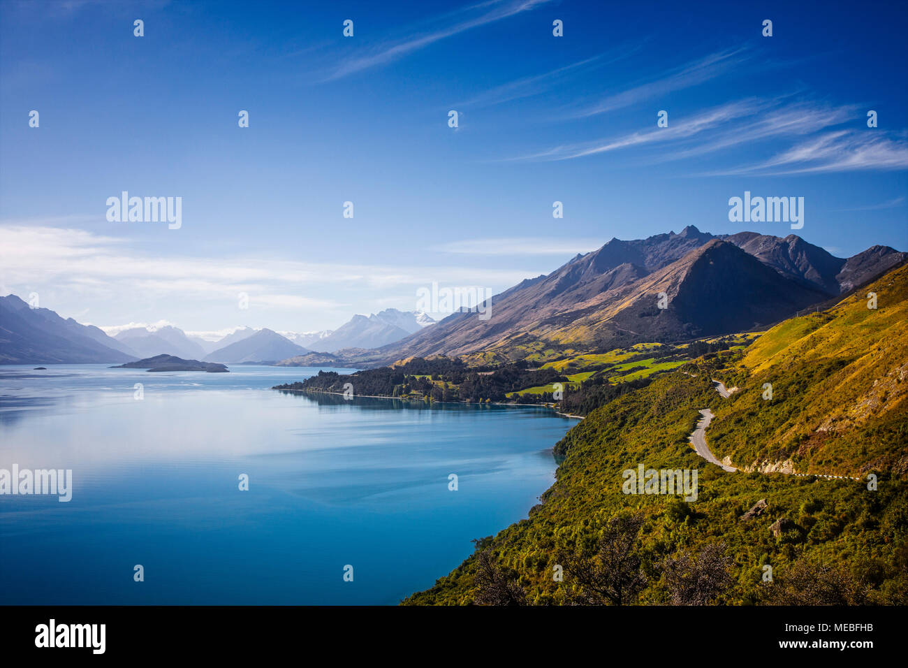 Die Straße nach Glenorchy entlang des Lake Wakatipu, Südinsel, Neuseeland. Stockfoto