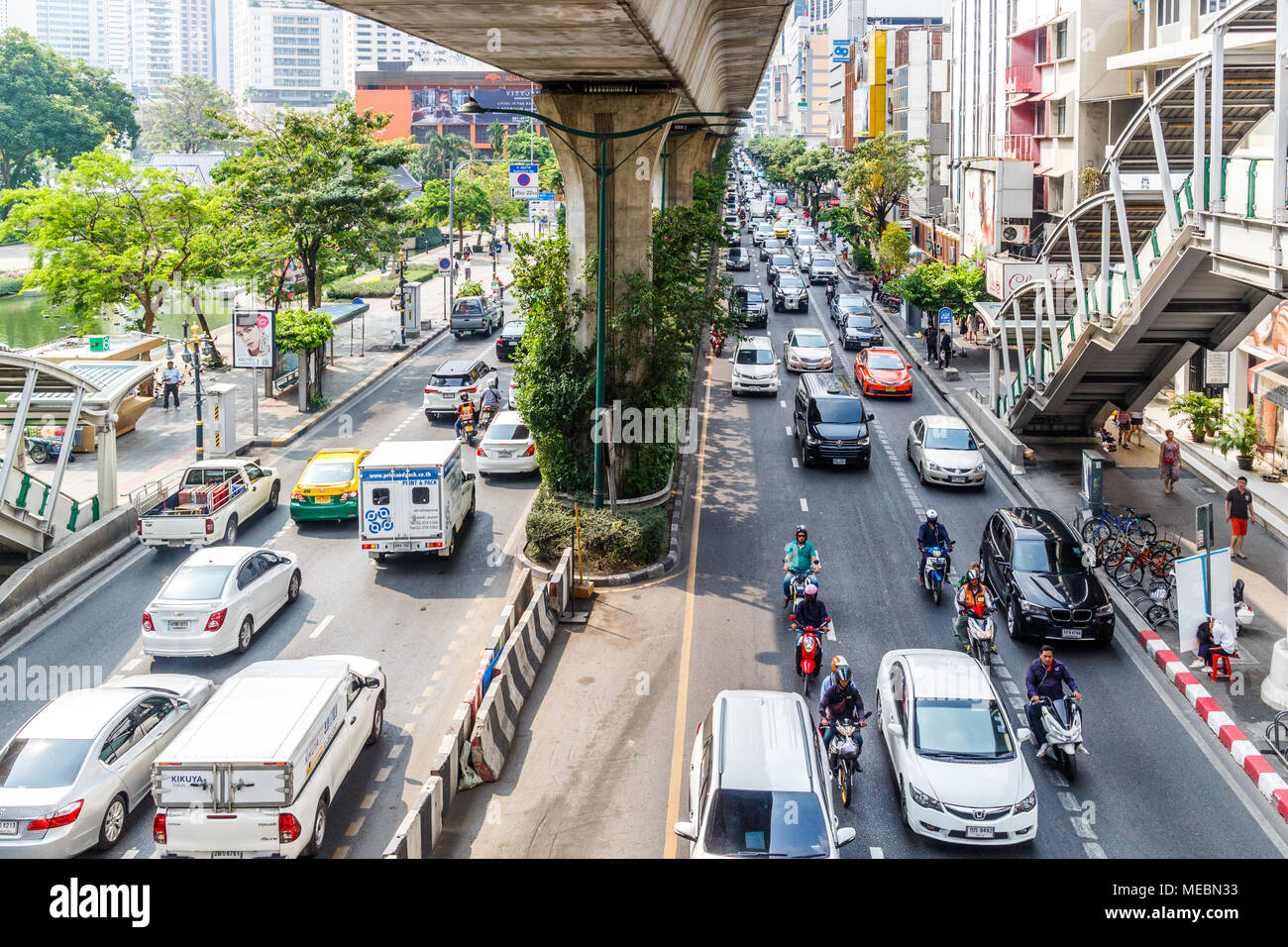 Viel Verkehr auf der Sukhumvit Road, Bangkok, Thailand Stockfoto