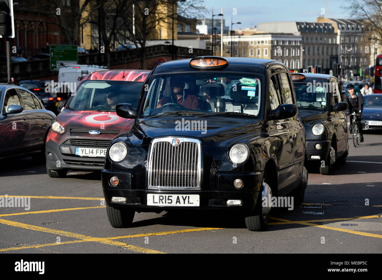 Taxi im Verkehr auf der Euston Street - London - England Stockfoto