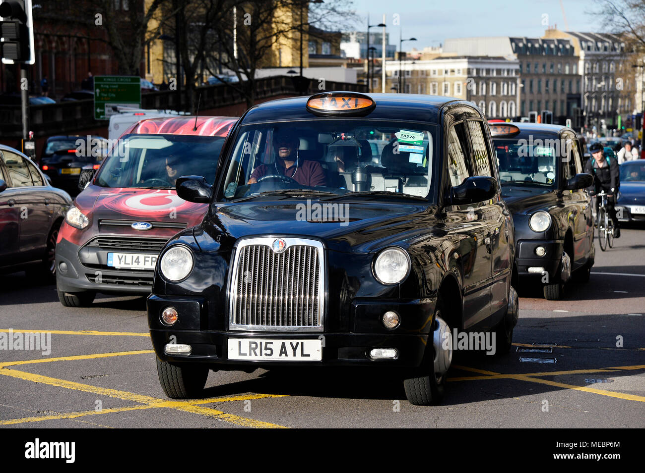 Taxi im Verkehr auf der Euston Street - London - England Stockfoto