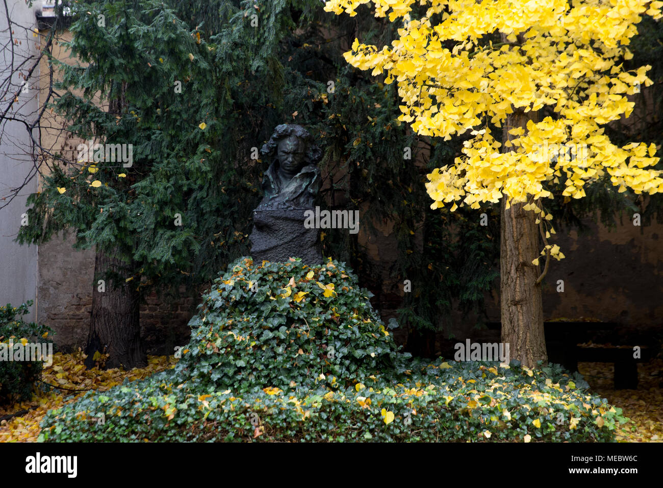 Statue von Ludwig van Beethoven auf dem Beethoven Haus Räumlichkeiten, das Geburtshaus des großen Komponisten, Bonn, Nordrhein-Westfalen, Deutschland. Stockfoto