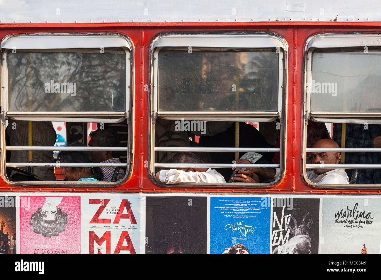 In der Nähe eines Busses in Mumbai, Indien Stockfoto