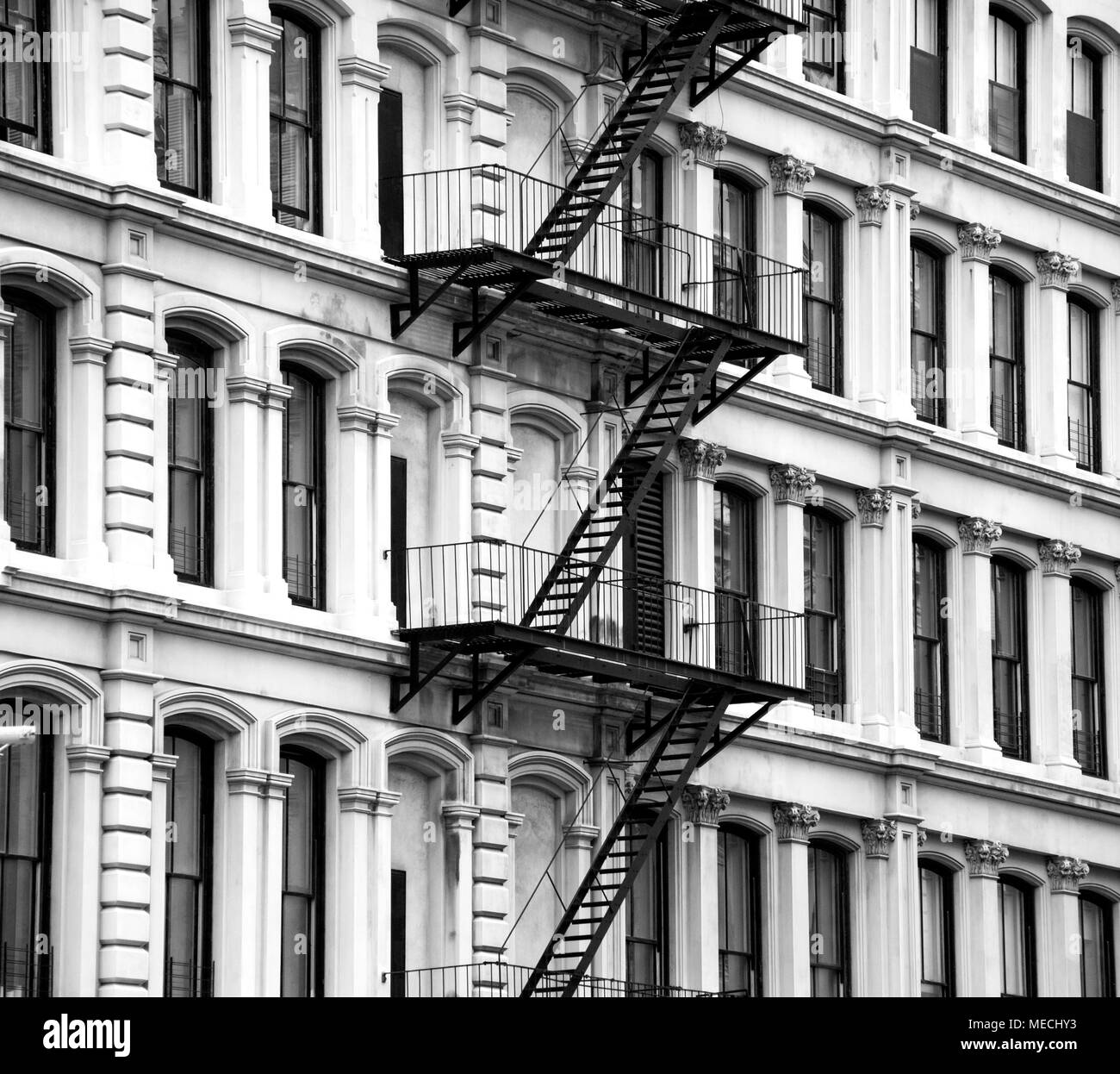 Schwarze und weiße Fassade in New York City Stockfoto