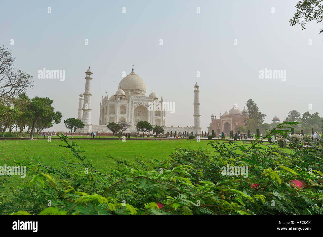 Agra, Indien - 04.21.2018: Taj Mahal Blick vom südlichen Garten Stockfoto