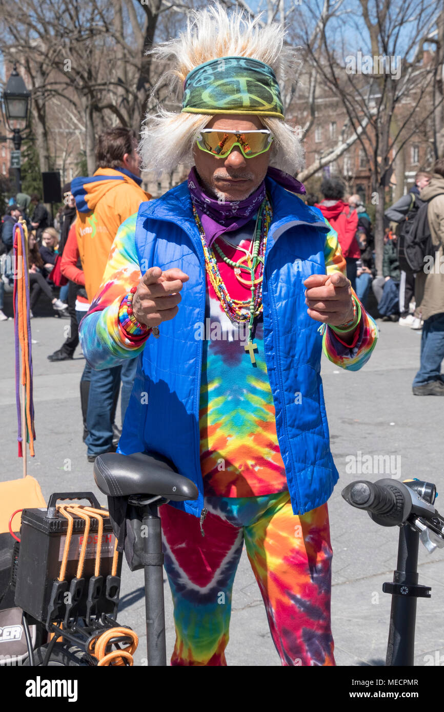 Stellen Portrait von ein exzentrischer New Yorker mit Krawatte starb Kleidung und eine scheinbare Perücke. Im Washington Square Park in Greenwich Village, New York City. Stockfoto