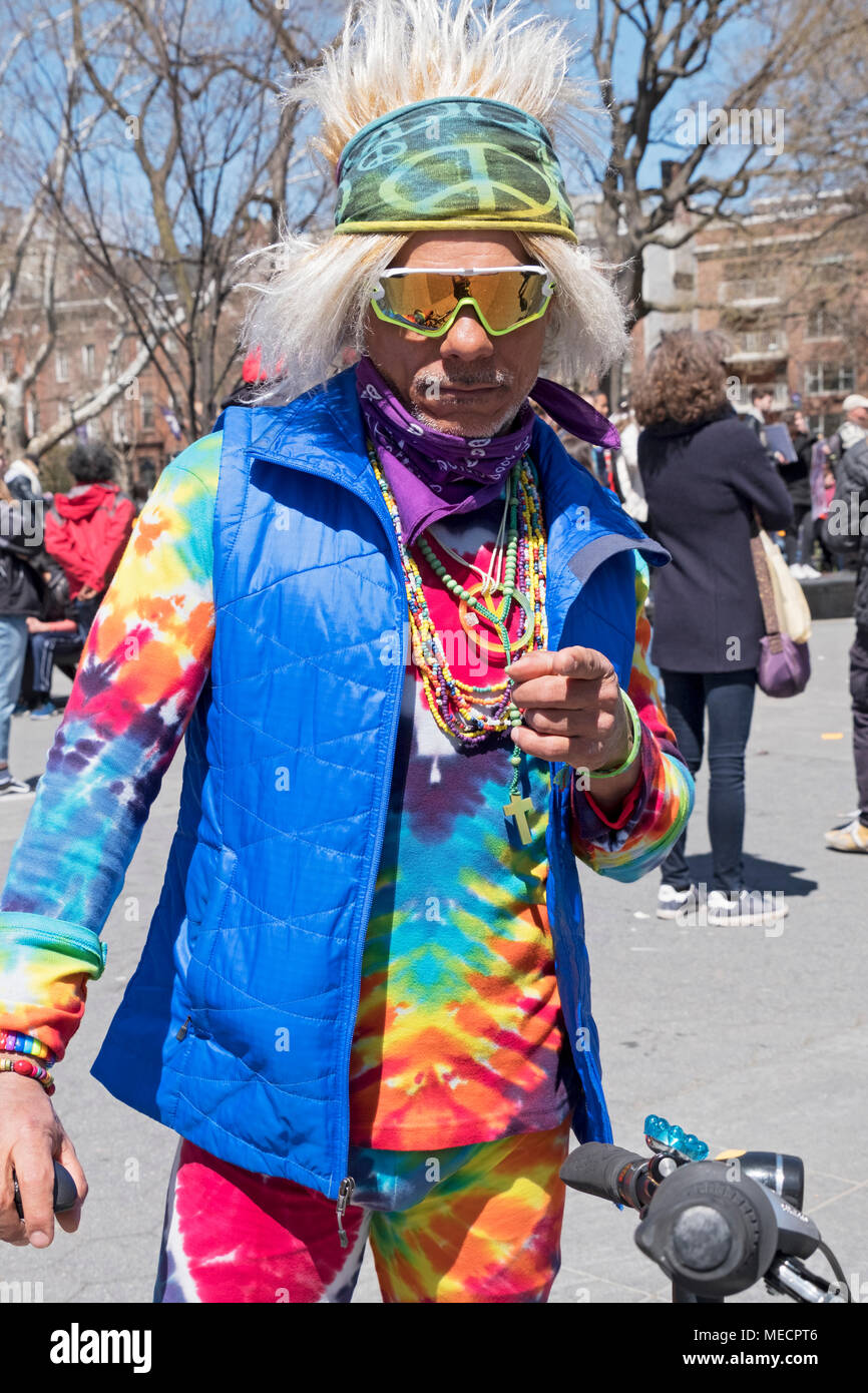 Stellen Portrait von ein exzentrischer New Yorker mit Krawatte starb Kleidung und eine scheinbare Perücke. Im Washington Square Park in Greenwich Village, New York City. Stockfoto