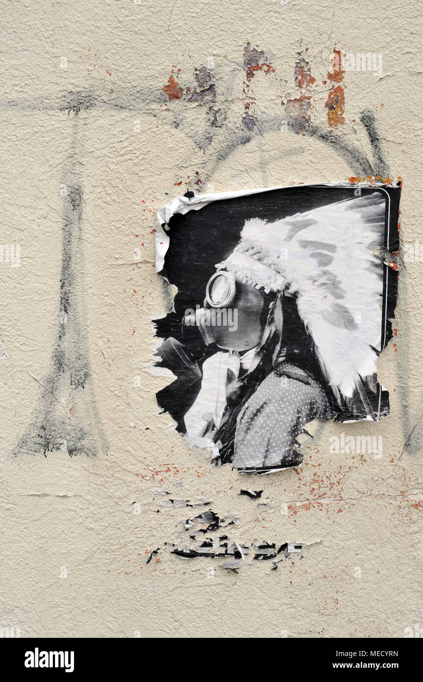 Closeup Bild einer zerrissenen Poster an der Wand von einem verlassenen Gebäude in Thoreau, New Mexico, die Darstellung eines einzelnen das Tragen einer Kopfbedeckung und Gasmaske. Stockfoto