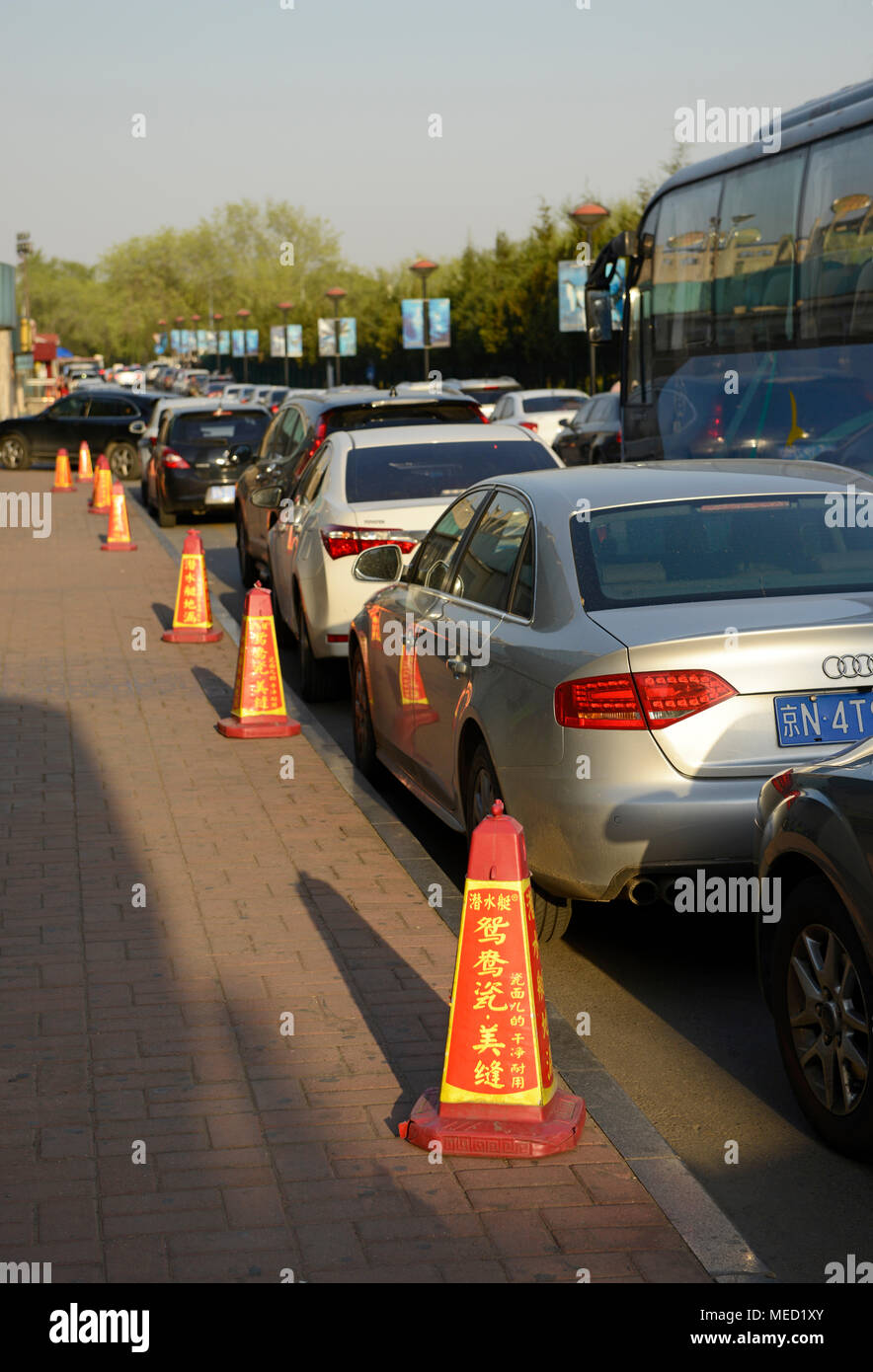 Poller mark Parkplätze in der Nähe der Central China Television Tower in Peking, China Stockfoto