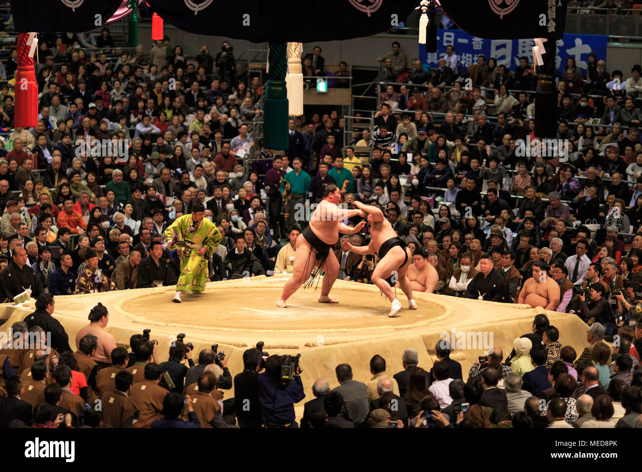 Osaka, Japan - 10. März 2015: Yokozuna Harumafuji zurück erhält von einem Unbekannten wrester während der Osaka Grand Sumo Turnier gerockt Stockfoto