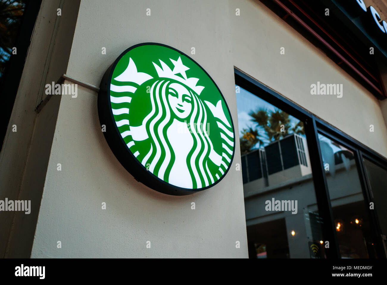 Pathum Thani, Thailand - 19 April, 2018: Starbucks Kaffee Logo vor dem Laden. Stockfoto