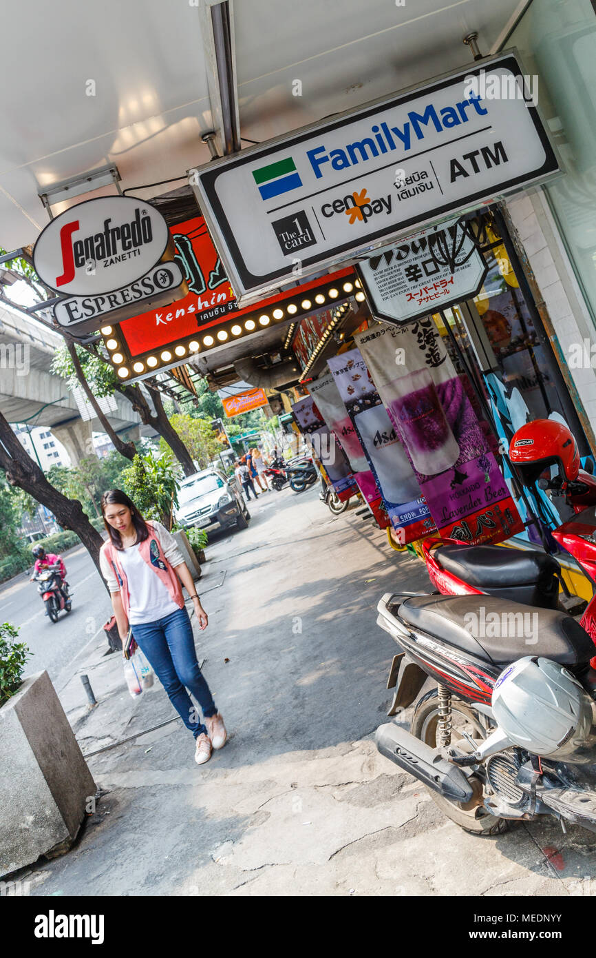 Eine Frau geht Vergangenheit Beschilderung an der Sukhumvit Road, Bangkok Stockfoto