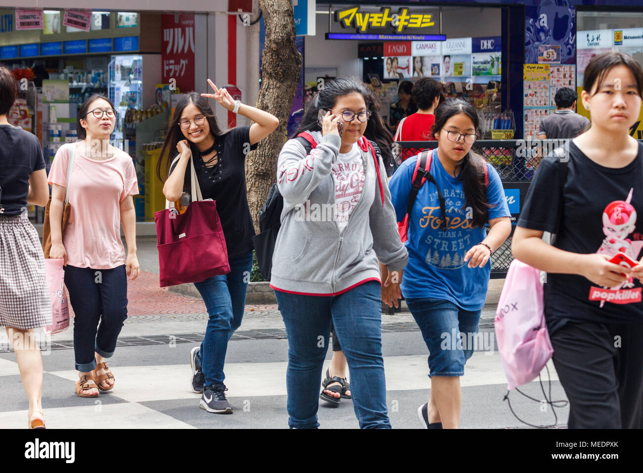 Menschen Zebrastreifen überqueren, Siam Square, Bangkok, Thailand Stockfoto
