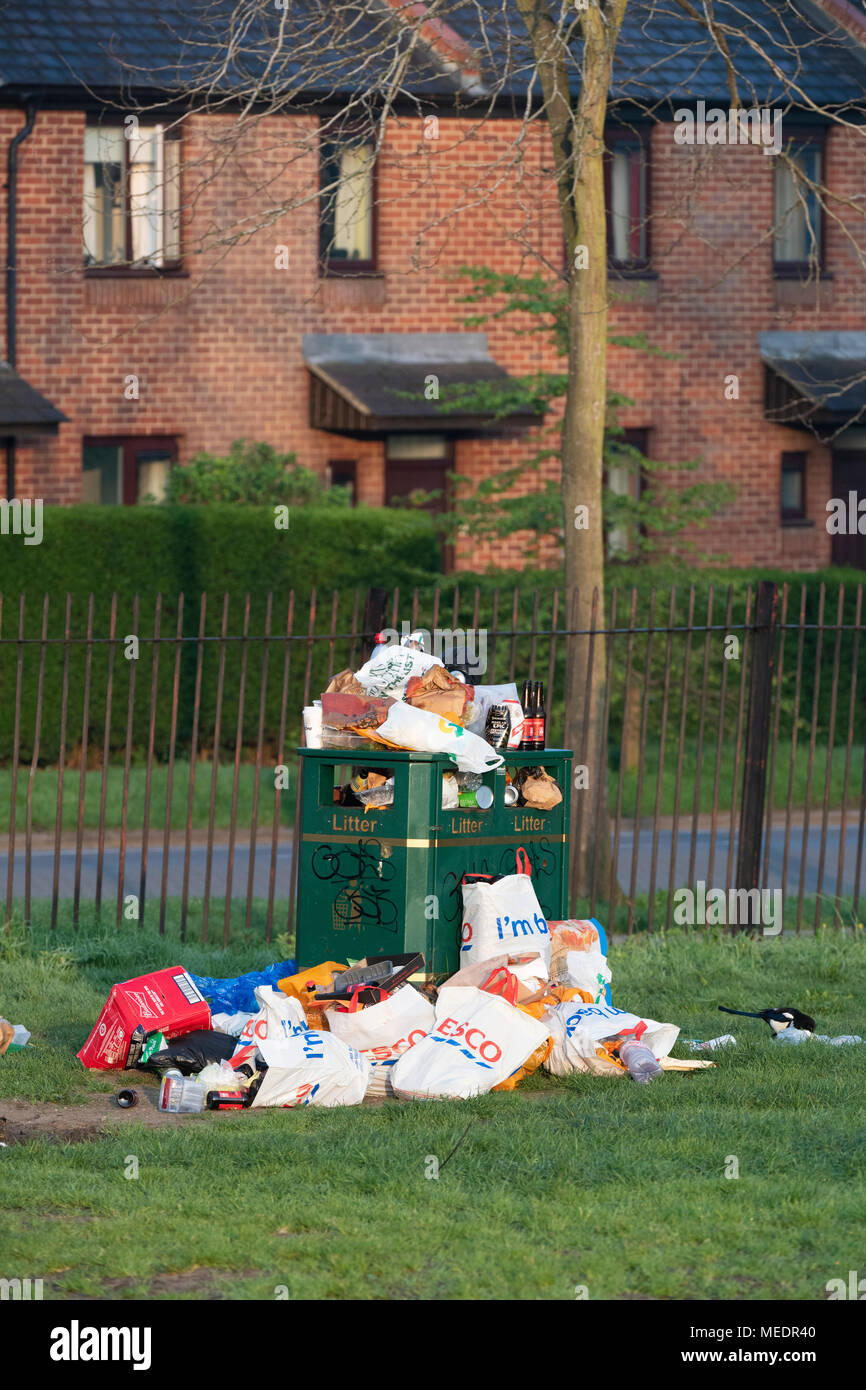 Überquellenden Abfallbehälter in South Park nach einem sonnigen Tag. Oxford, Oxfordshire, England Stockfoto