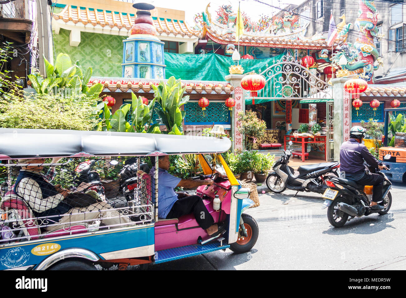 Tuk Tuk mit der Aushandlung von seinen Weg durch die Gassen von Chinatown, Bangkok, Thailand Stockfoto