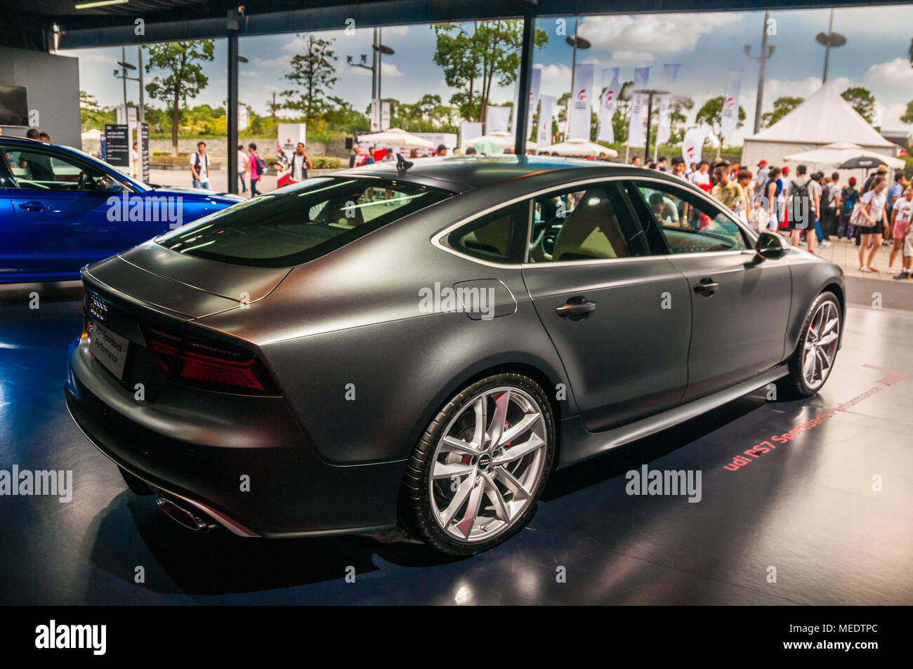 RS7 Sportback Leistung zu einem Audi Sport Event auf dem Shanghai International Circuit mit RS6 Avant im Hintergrund. Stockfoto