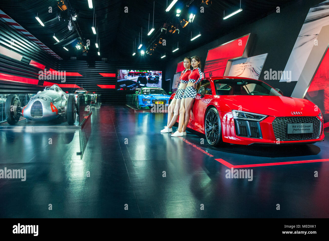 Anzeige von Audi sportlichen Leistungen einschließlich der 1938 Auto Union Typ D, 2014 Le Mans gewinnen R18, RS5 DTM zusammen mit einer Straße, die R8 V10 an einem Aud Stockfoto