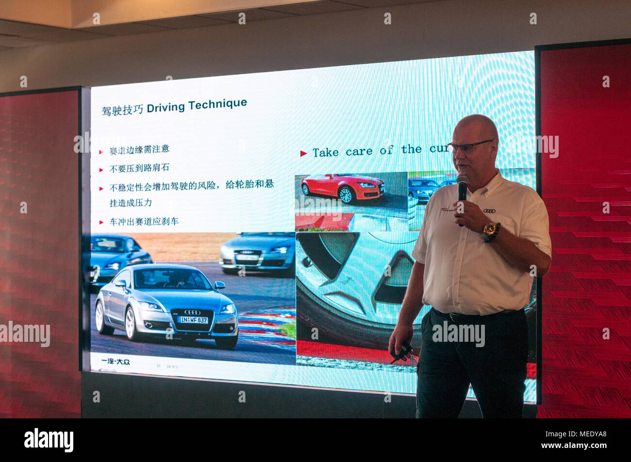 Vortrag über Kurventechnik, bevor Sie auf die Spur in einem Audi Driving Experience Tag gehalten auf dem Shanghai International Circuit. Stockfoto