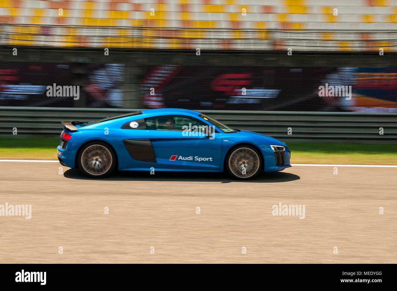 Ein blauer Audi R8 V10 Coupé Leistung beschleunigt die Vergangenheit der steht in einem Audi Driving Experience Tag gehalten auf dem Shanghai International Circuit. Stockfoto