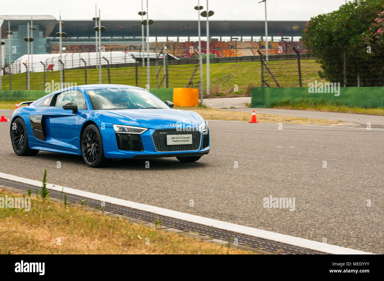 Ein Audi R8 V10 Coupé Leistung für Kurvenfahrten üben an einem Audi Driving Experience Day verwendet statt auf dem Shanghai International Circuit. Stockfoto