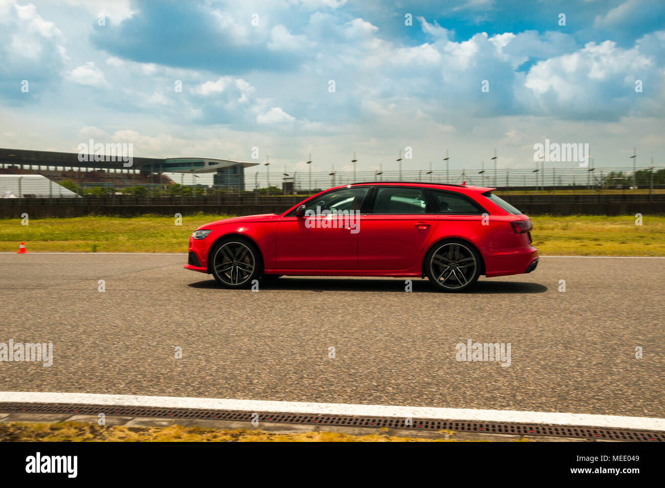 Ein RS6 und RS7 Leistung für Renntraining ziehen an einem Audi Driving Experience Tag verwendet werden, statt auf dem Shanghai International Circuit. Stockfoto