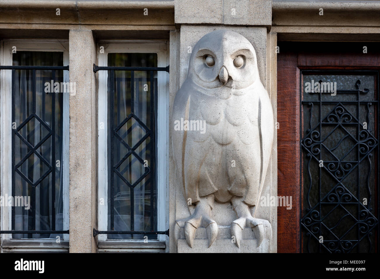 Brüssel/Belgien - 21. April 2018: Eine Eule Skulptur auf einem Eingang eines Gebäudes in Brüssel, Belgien Stockfoto