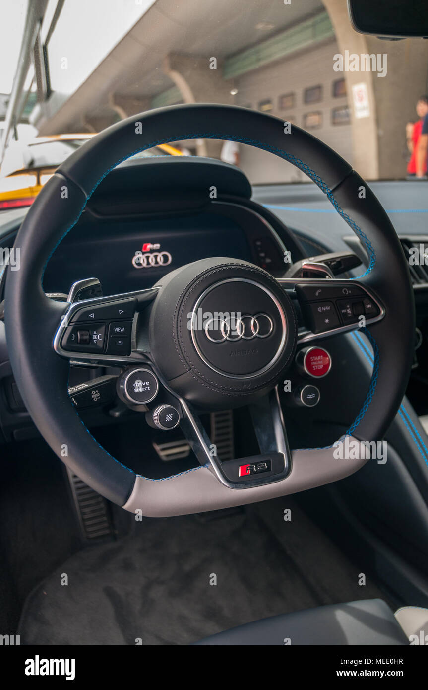 Innenraum eines Audi R8 V10 Coupé Leistung Auto auf die Startaufstellung in einem Audi Driving Experience Tag gehalten auf dem Shanghai International Circuit. Stockfoto