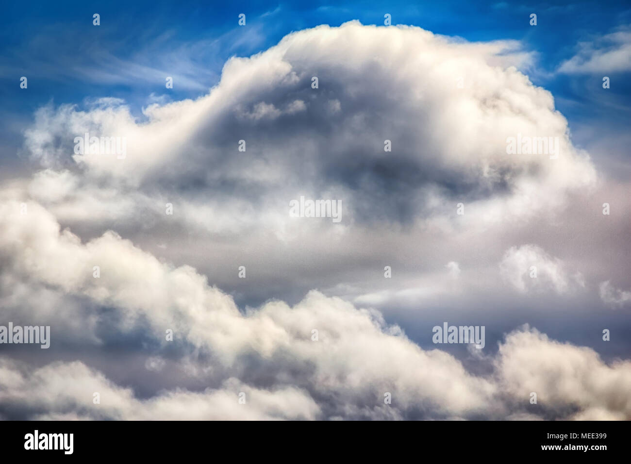 Gebrochene cumulus Wolken nach der vorherigen schlechten Wetter Stockfoto