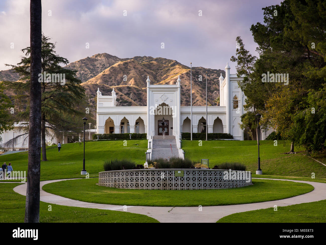 Außenansicht der Marke Bibliothek, in Glendale, Kalifornien, mit Verdugo Mountains im Hintergrund. Stockfoto