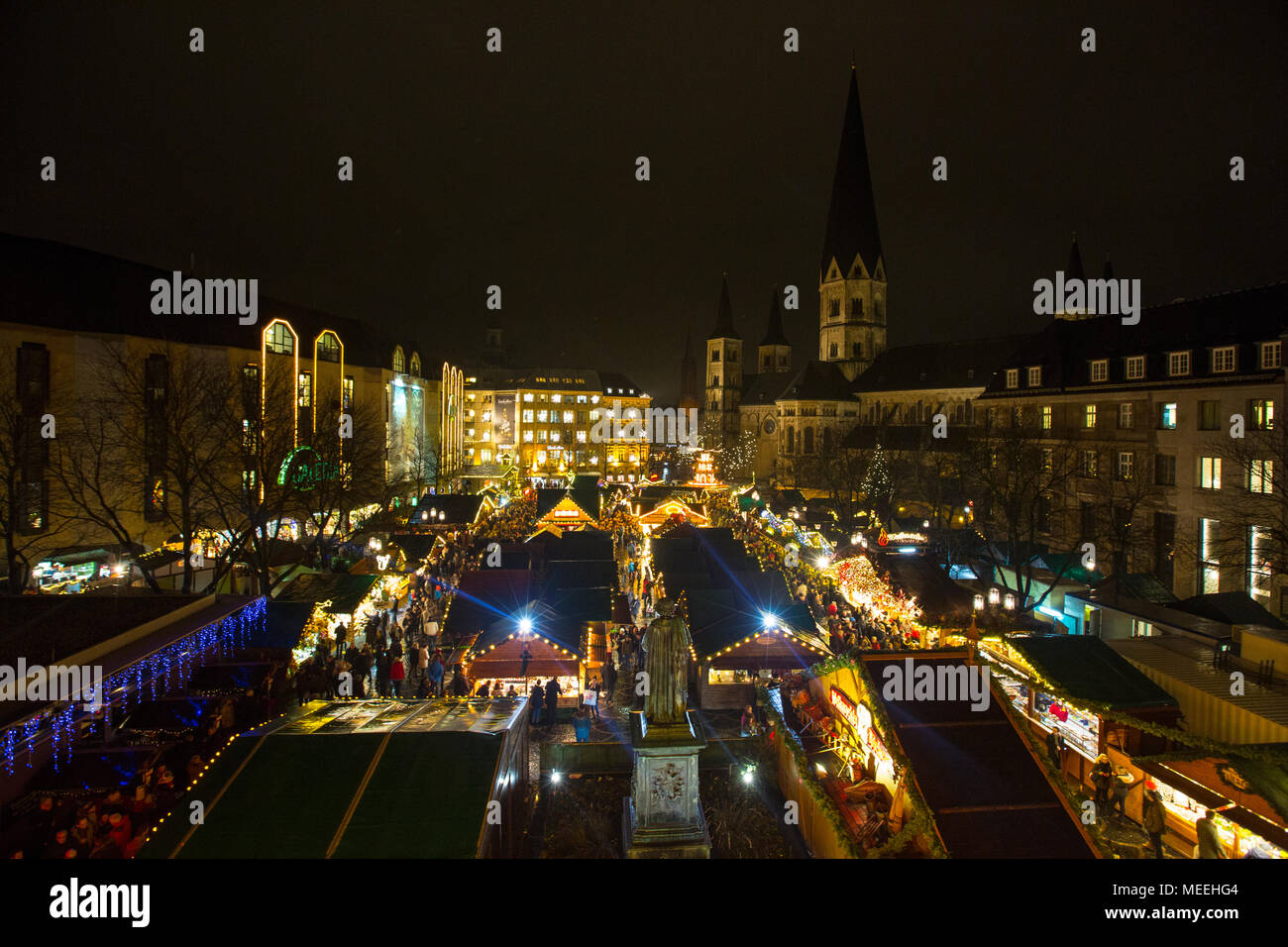 Traditionelle Weihnachtsmarkt oder Weihnachtsmarkt in Bonn, Nordrhein-Westfalen, Deutschland. Stockfoto