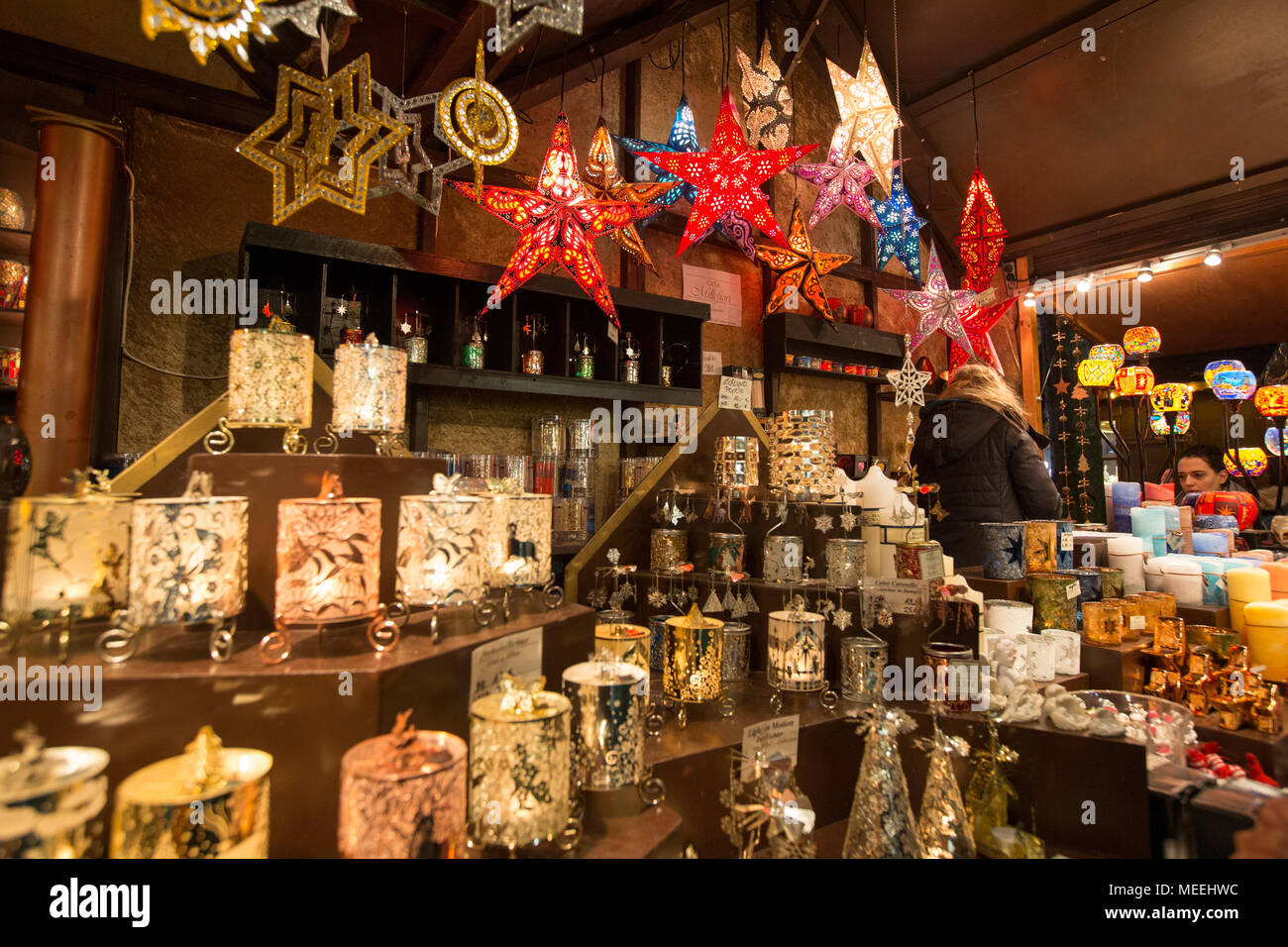 Traditionelle Weihnachtsbeleuchtung im Verkauf bei der traditionelle Weihnachtsmarkt in Bonn, Nordrhein-Westfalen, Deutschland Stockfoto