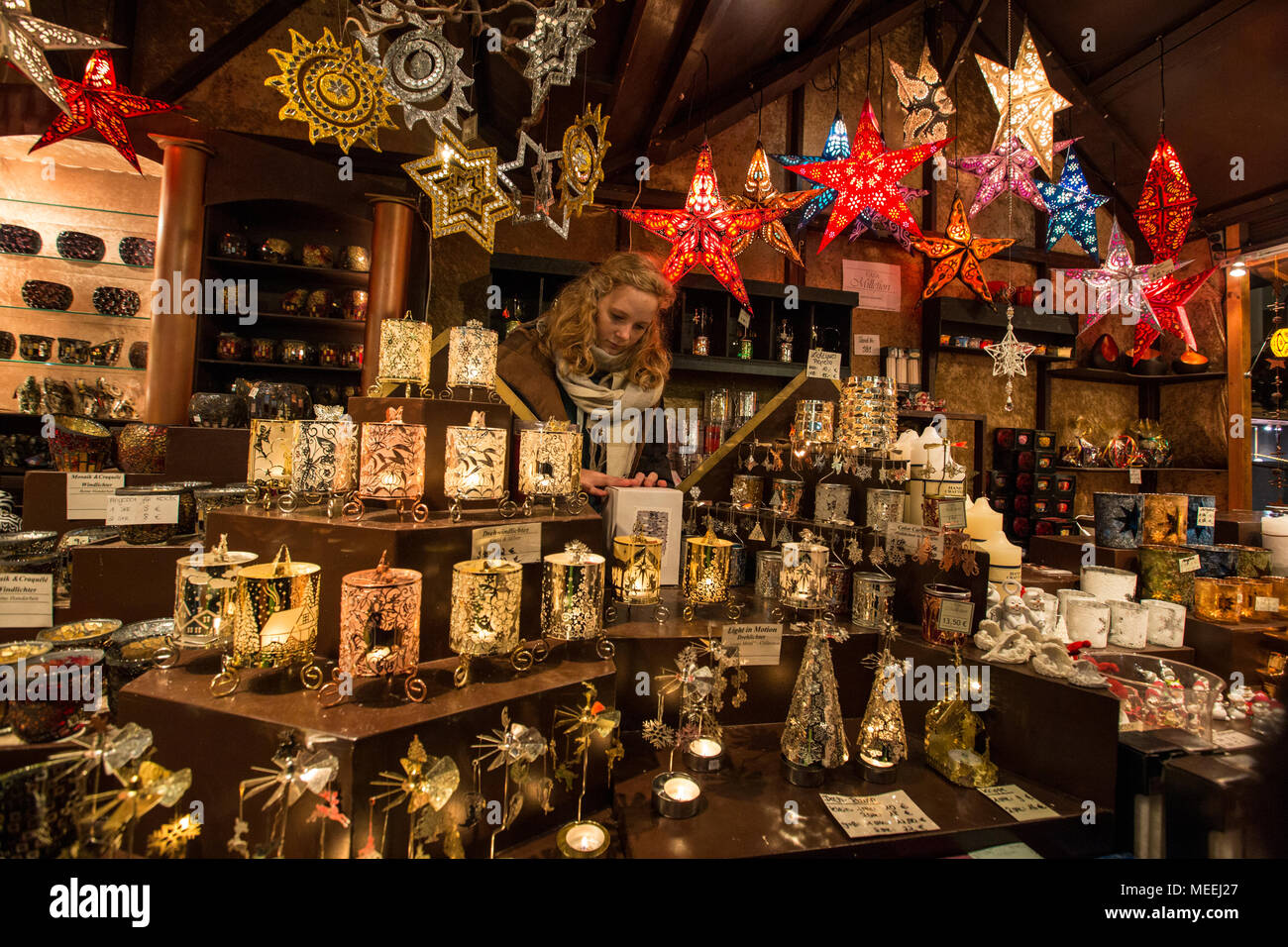 Traditionelle Weihnachtsbeleuchtung im Verkauf bei der traditionelle Weihnachtsmarkt in Bonn, Nordrhein-Westfalen, Deutschland Stockfoto